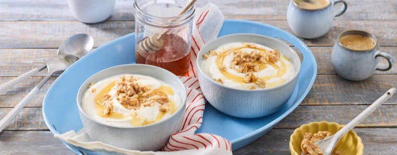 Griechischer Joghurt mit Honig und Walnüssen
