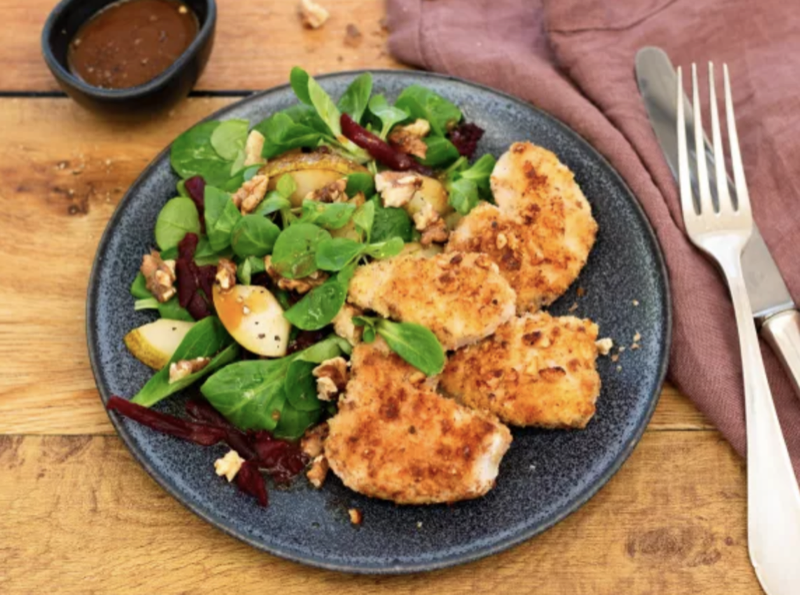 Hähnchenschnitzel in Kokos-Nuss-Kruste auf Feldsalat