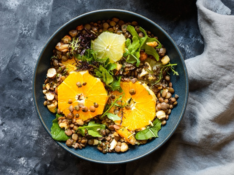 Linsensalat mit Zitrusfrüchten und Nüssen