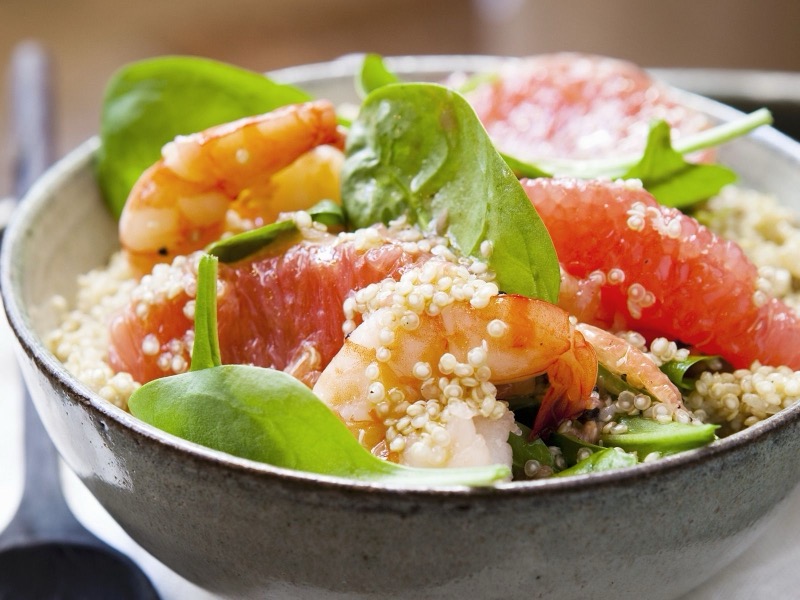 Quinoasalat mit Spinat, Grapefruit und Garnelen