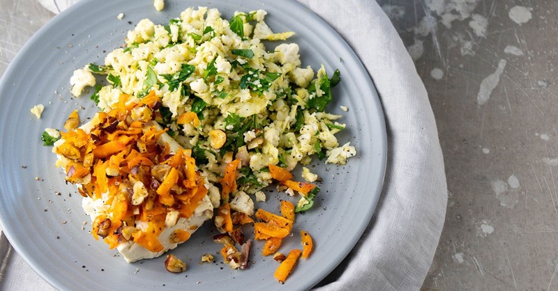 Schafskäse aus dem Ofen auf Blumenkohlreis