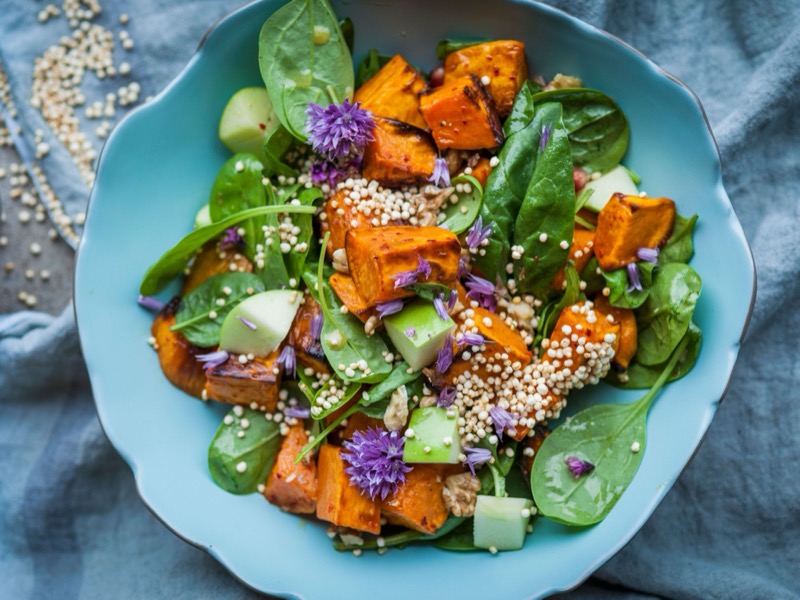 Süßkartoffelsalat mit Spinat, Apfel und Quinoa