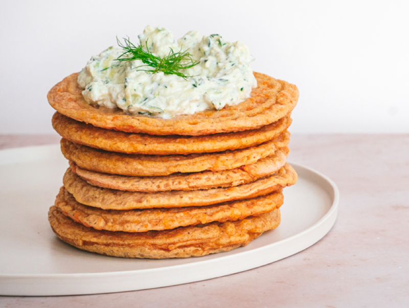 Vegane Linsenpancakes mit Zucchini-Zaziki